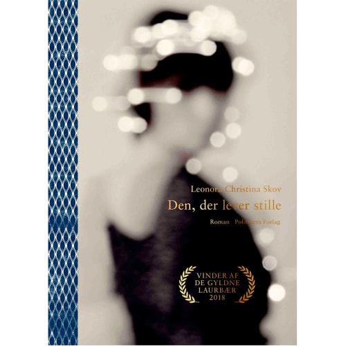 Den der lever stille - Hardback