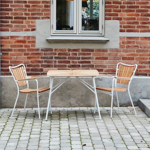 Bådformet bord (L 83 cm) og stabelbare stole