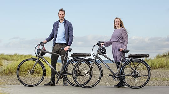 billede-af-en-mand-og-dame-med-deres-cykler
