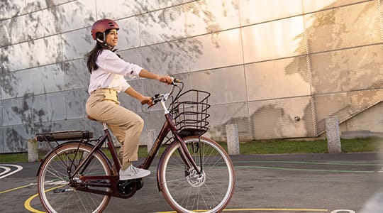 billede af kvinde der cykler i solen
